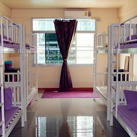Small Elephant Hostel Bangkok Exterior photo