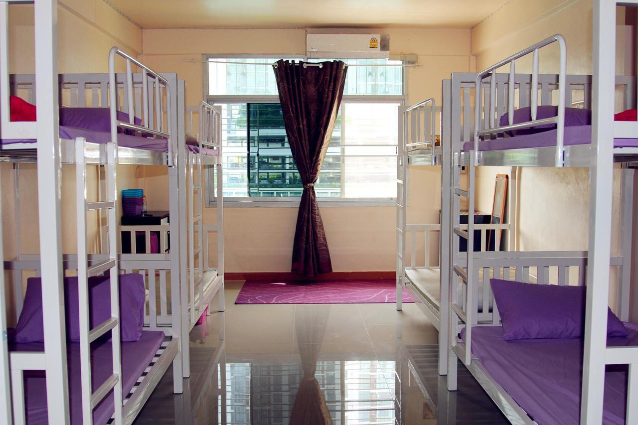 Small Elephant Hostel Bangkok Exterior photo