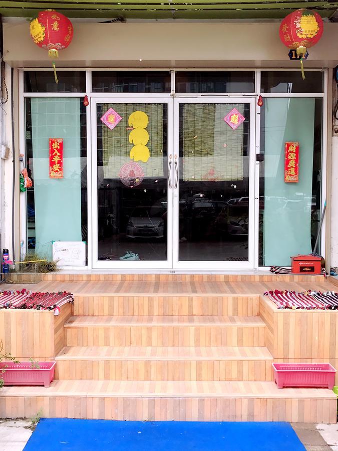 Small Elephant Hostel Bangkok Exterior photo