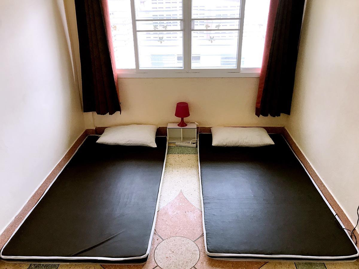 Small Elephant Hostel Bangkok Exterior photo