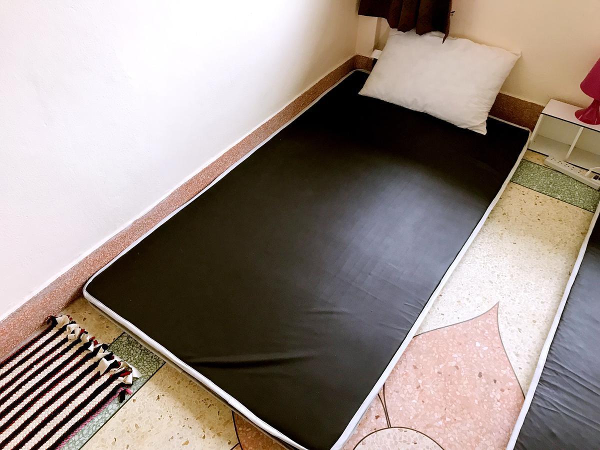 Small Elephant Hostel Bangkok Exterior photo